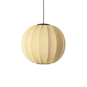 Rund pendel lampe med strikket tekstur i lys farve, hænger fra loftet med moderne design.